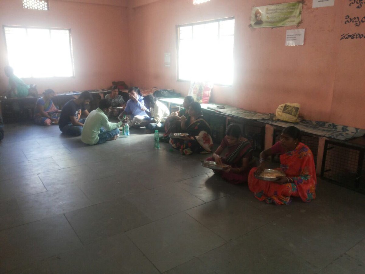 sevabharathitg's tweet photo. #Annaprasadam at Gandhi hospital Sivananda #Sevabharathi shelter home #feedthehungry #HackHunger https://t.co/dEjgFCfUKE