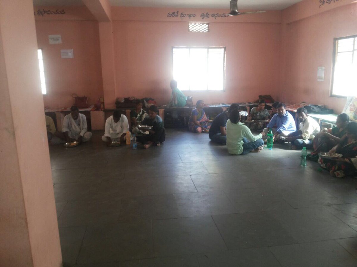 sevabharathitg's tweet photo. #Annaprasadam at Gandhi hospital Sivananda #Sevabharathi shelter home #feedthehungry #HackHunger https://t.co/dEjgFCfUKE