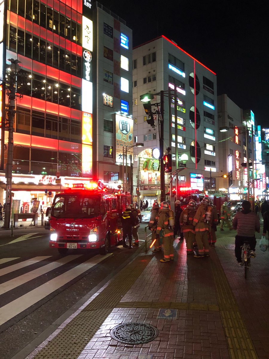 「大晦日の赤羽駅前。

いつも通り「騒然」としております。 」|清野とおるのイラスト
