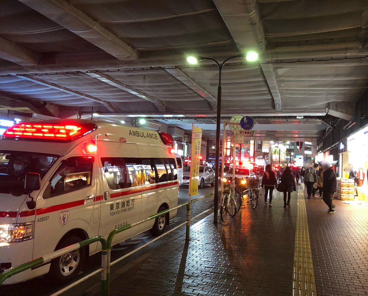 「大晦日の赤羽駅前。

いつも通り「騒然」としております。 」|清野とおるのイラスト