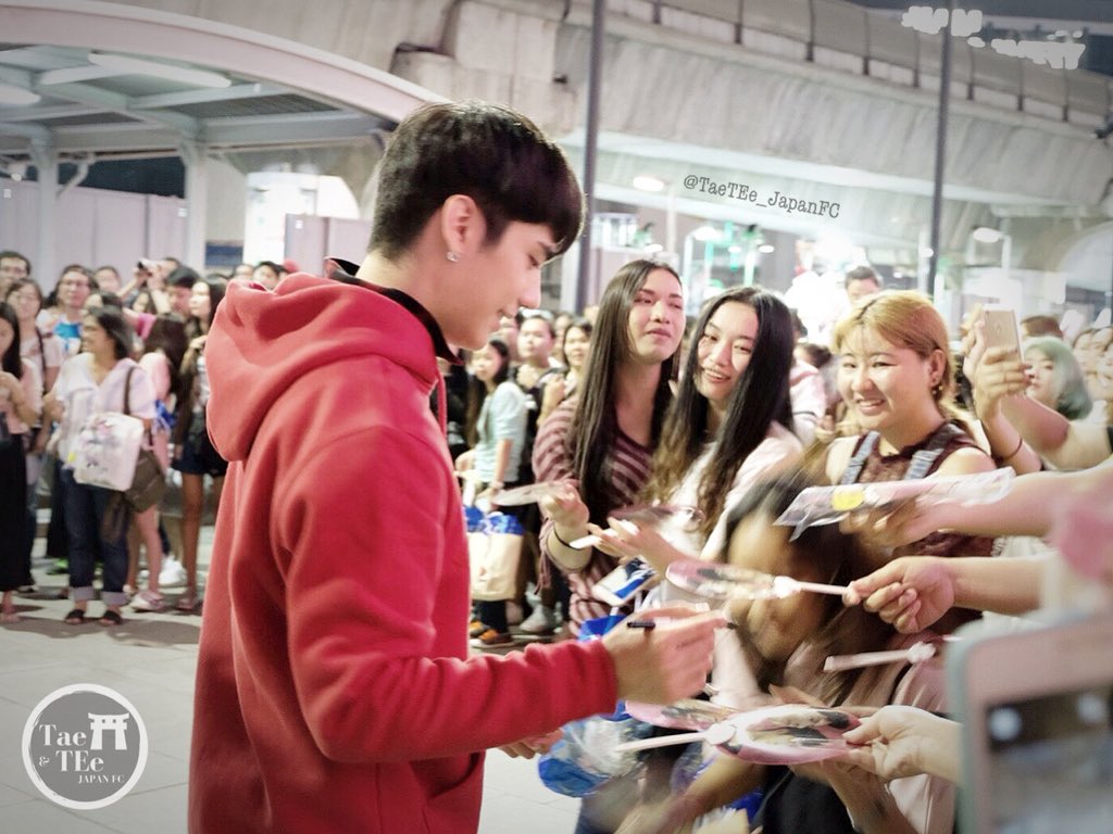 TaeTEe_JapanFC's tweet photo. MBK Center the Amazing Carnival on 30/12/17 ⑳ Santa TEe’s giving gifts<supported by @TaeTEe_JapanFC > to fans テーティー日本ファンクラブからのプレゼントを配っているティー君 🎁 @tee_jaruji #ตี๋คนขี้แกล้ง2017 #teethanapon  #theamazingcarnival  #solarboysproject #TaeTEeJPFC https://t.co/JoRM5EShP3