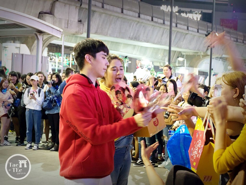 TaeTEe_JapanFC's tweet photo. MBK Center the Amazing Carnival on 30/12/17 ⑳ Santa TEe’s giving gifts<supported by @TaeTEe_JapanFC > to fans テーティー日本ファンクラブからのプレゼントを配っているティー君 🎁 @tee_jaruji #ตี๋คนขี้แกล้ง2017 #teethanapon  #theamazingcarnival  #solarboysproject #TaeTEeJPFC https://t.co/JoRM5EShP3