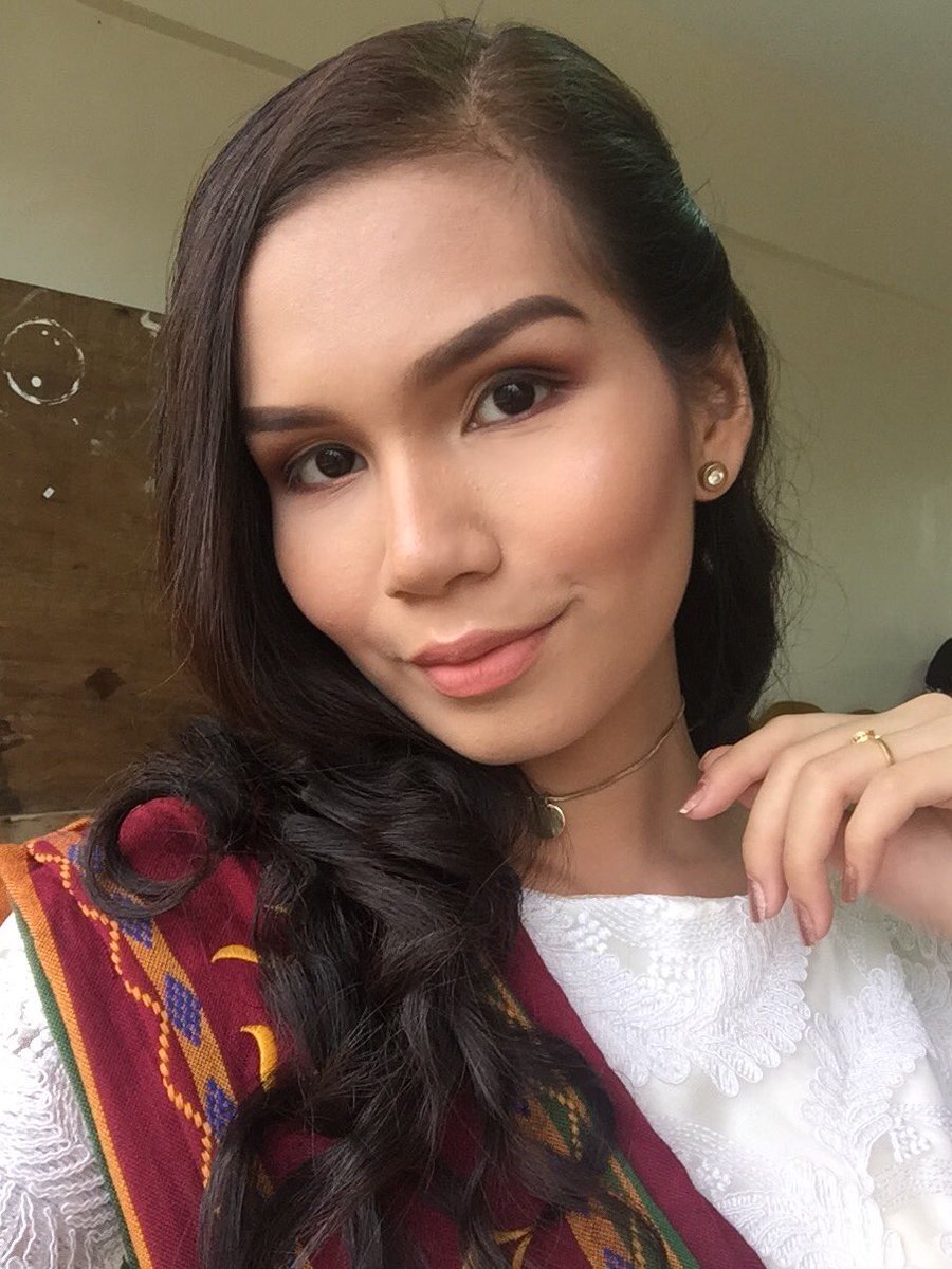gabechevarriaaa's tweet photo. Things that happened in 2017 that I'm thankful for:
Singapore trip, Boracay trip, #Sablay2017, celebrating #CPA2017 with family and friends https://t.co/lMnIGjw4Nu