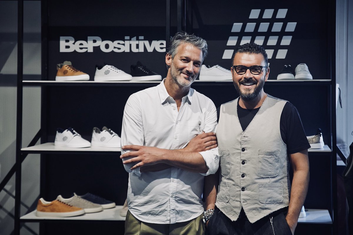 bepositive_it's tweet photo. The best of 2017.
Follow us on our stories.
#bepositive2017 #31122017 #newyyeareve #bepositive #bepositiveauthentic #itsanattitude #sneakers #iconicsneakers #anniversary #veecius #veeshoes #mastermd #track_1 #sneakersstories👟 #bedifferent #menstyle #bestpeople https://t.co/cwgwxMhBog