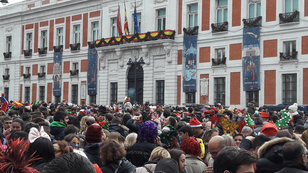 PuertaDelSolNet's tweet photo. https://t.co/8erfSZqGGP Presents:
#Madrid #PuertaDelSol #Nochevieja
La Puerta del Sol a las 12:00h para las preuvas. https://t.co/tX2uKxfczp