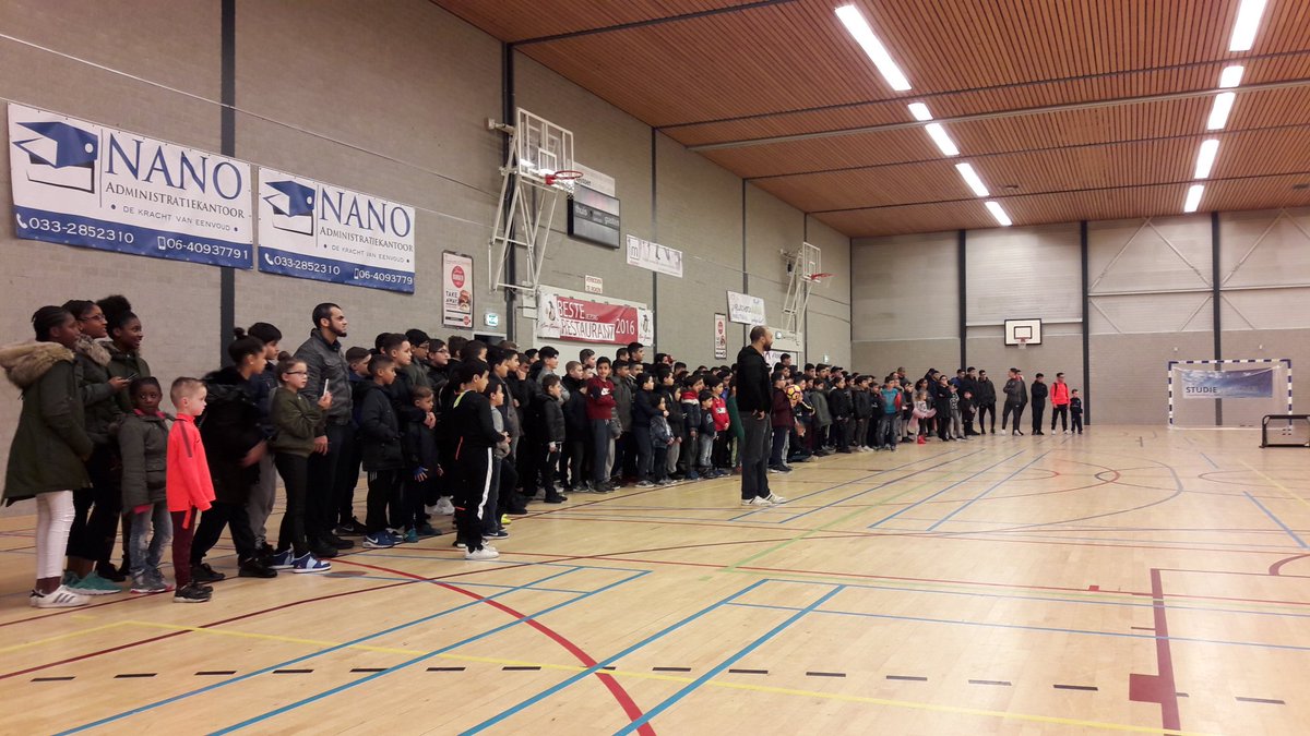 ADLeodeVries's tweet photo. In de rij voor Touzani in sporthal Zirlhorst1 https://t.co/DohD4LRWVG