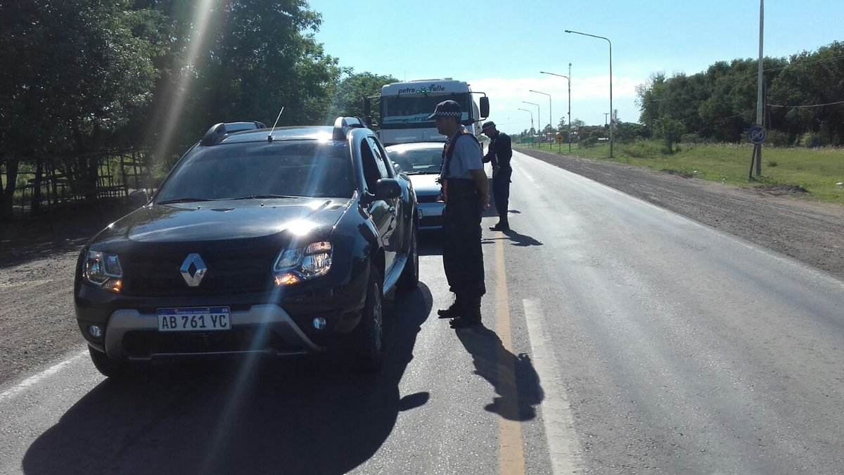 domecq_marcelo's tweet photo. Les aseguro que sobre el asfalto hace mucho calor y que en la siesta Chaqueña viene muy bien un Aire acondicionado sinembargo estamos convencidos que nuestro trabajo ayuda a salvar vidas y eso nos motiva a seguir! GRACIAS POLICÍA CAMINERA! @domingopeppo @ChacoGobierno https://t.co/xFEabTioj5