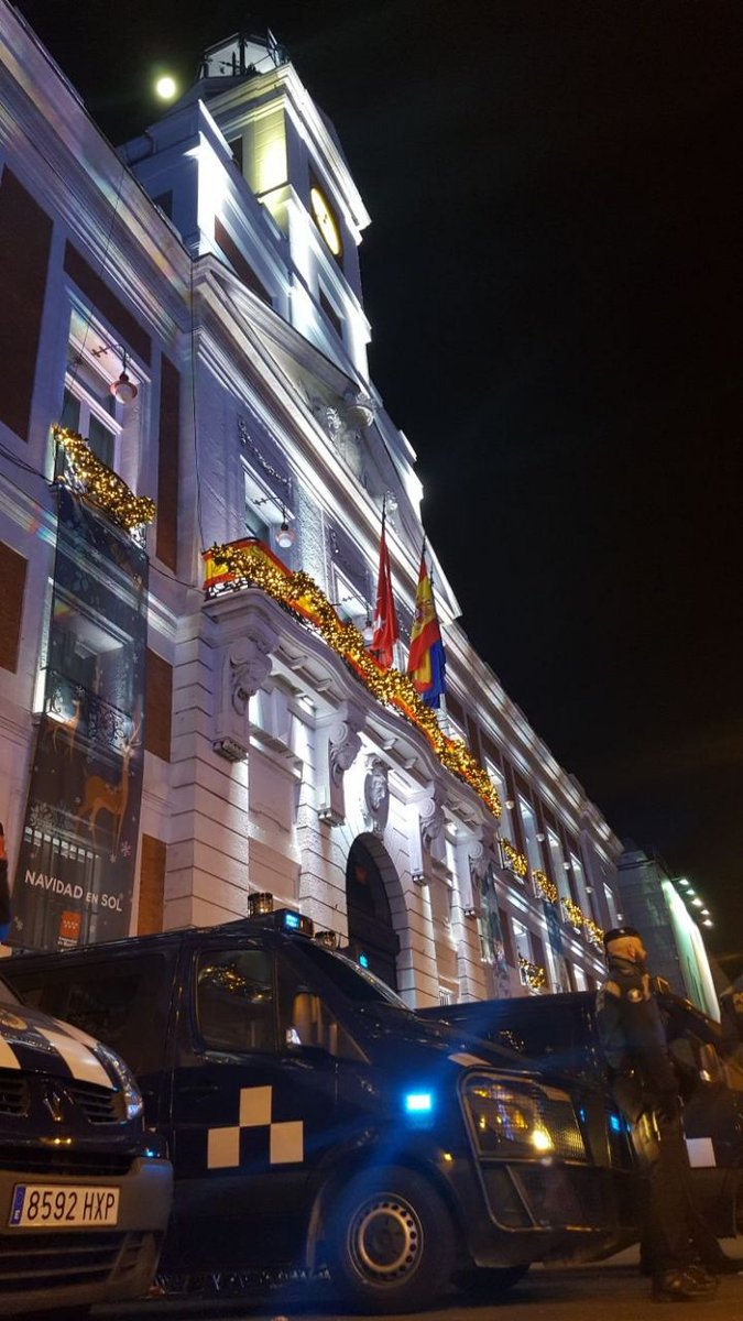 ucsgri's tweet photo. Los agentes de @ucsgri de @policiademadrid,otro año mas lo comenzaremos con ustedes,estamos para ayudarles. https://t.co/2MbKMwpzYf