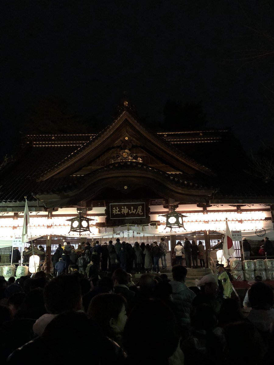 尾山神社の初詣の混雑やアクセス 駐車場 社務所や屋台は 後ろ向き女が前を向いて歩く