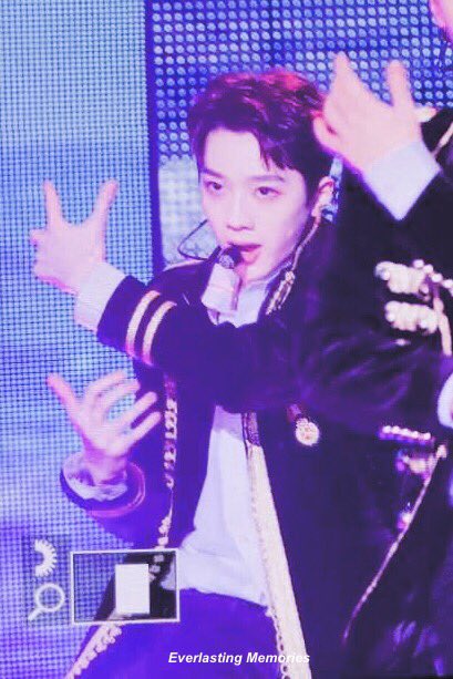 EMcubeboys's tweet photo. 171231♥️ 새해 복 많이 받으세요😆😆 #워너원 #라이관린 #LaiKuanLin https://t.co/au0GncCZvD