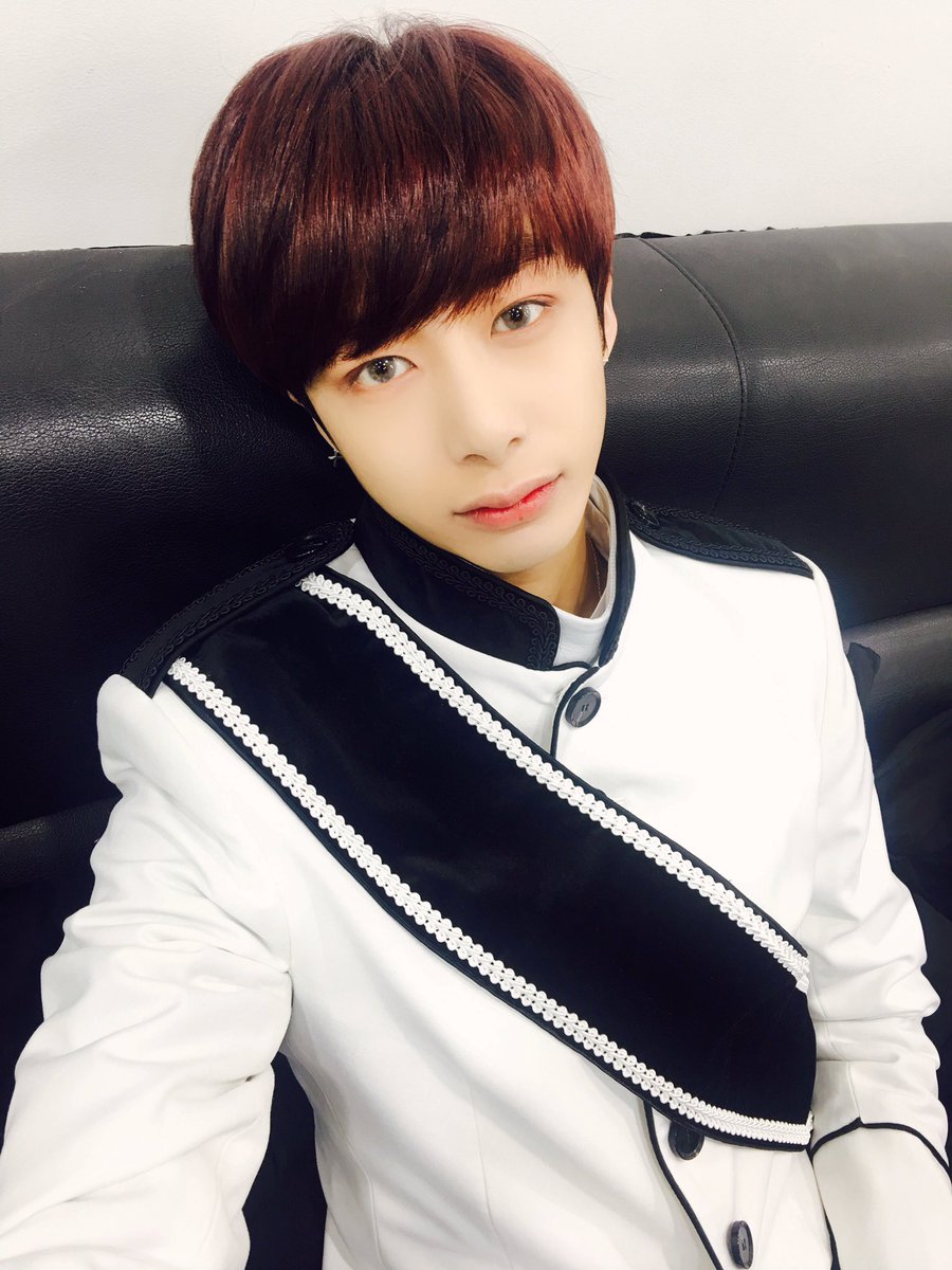 OfficialMONSTAX's tweet photo. [#형원] 다들 새로운 한 해 좋은 일들만 가득하시고 2018년도도 저희랑 함께해요.감사했어요 2017년도! https://t.co/bG5ohS0zCq