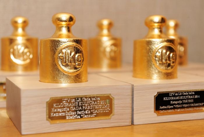 100gkulturas's tweet image. uz grīdas putekļi krājas
gudru cilvēku mājās
uz palodzes putekļi krājas
gudru cilvēku mājās
grāmatu plauktā putekļi krājas
gudru cilvēku mājās

jo gudru cilvēku mājās
domā un domā bez stājas
jo gudru cilvēku mājās
kontroles sviras ir vājas
/K. Vērdiņš/

Aiz putekļiem- zelta 2018!