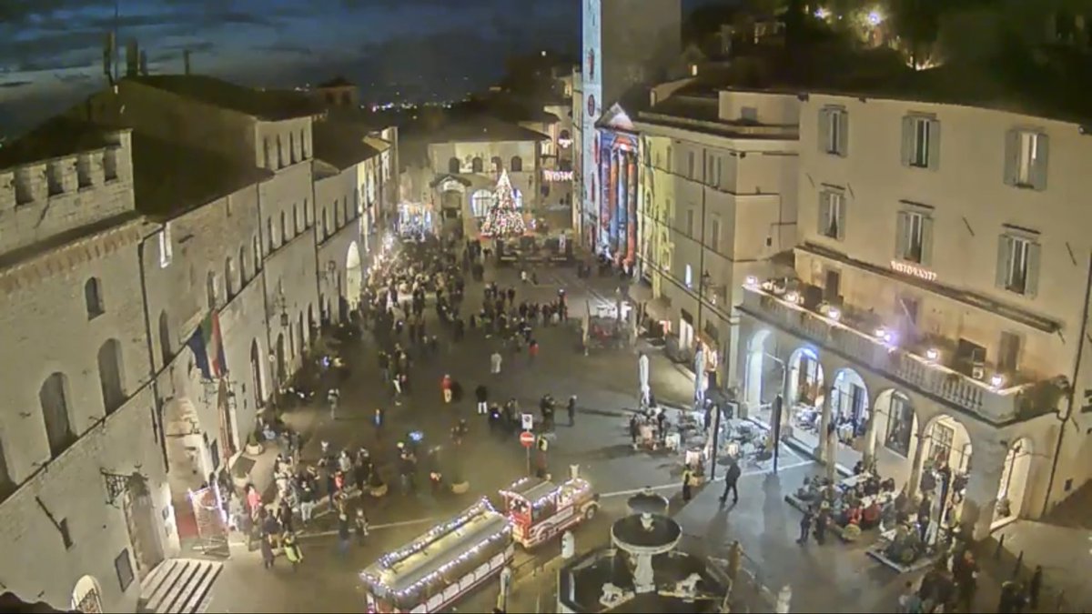 stef_proietti's tweet photo. Noi siamo pronti! Voi??
Ci vediamo stasera dalle 21.30 ad #Assisi in piazza del Comune!!
Con #DJCap #DJPrez e @sexmutants rock band festeggiamo insieme l’arrivo del #2018!
#capodannoAssisi #NataleadAssisi
@cittadiassisi @Vadodifritto @valter_stoppini @SPettirossi @AssisiDomani https://t.co/DAt8VmBq5r