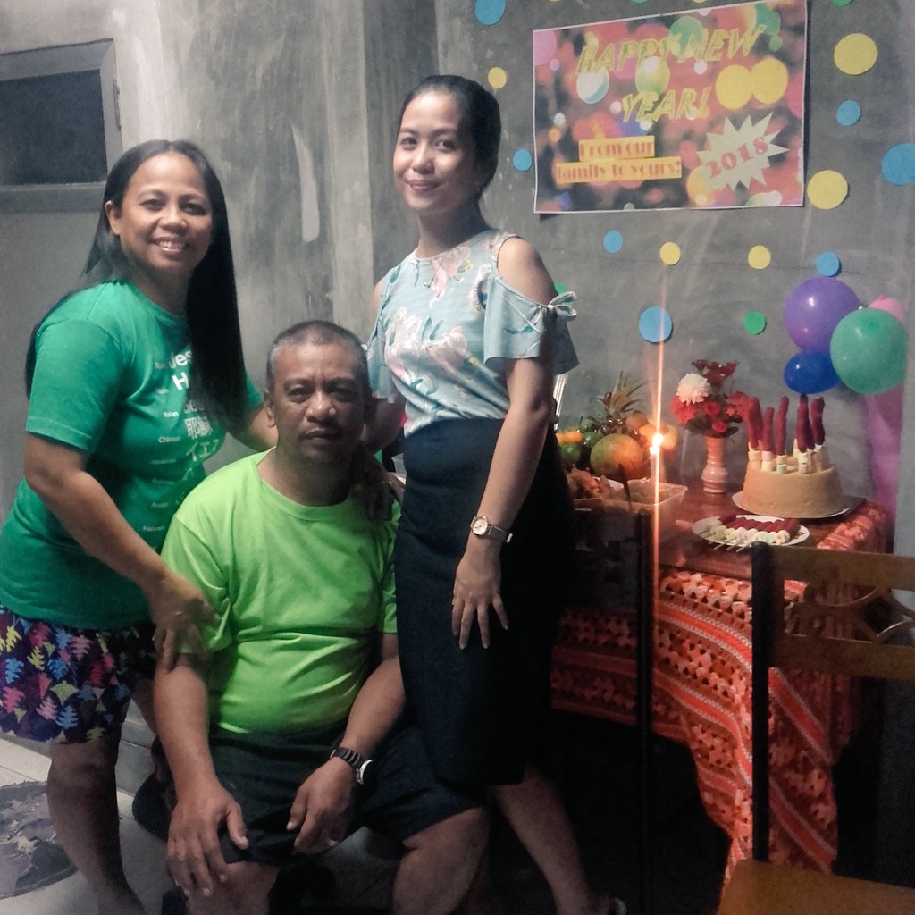 jinjin_cmp's tweet photo. Happy New Year from my family to yours! #2018 https://t.co/ImLJUkweLd