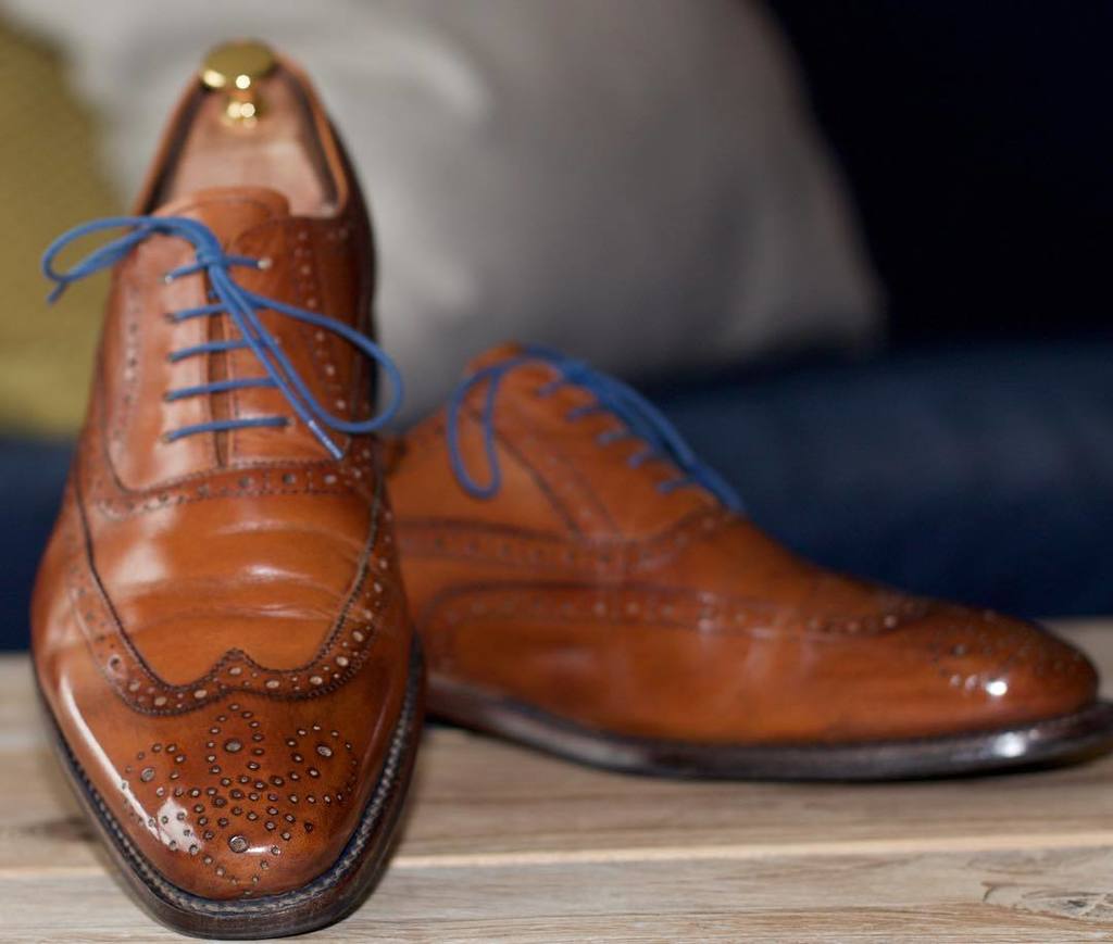 whitecollarball's tweet photo. Perfecting the craft! Trying to create a #patina and a #mirrorshine ! #beingdistinctlydifferent #shoes #shoeporn #shoegame #florisvanbommel #vanbommel #shoecare #timetoshine #saphire #dapper #sprezz #sprezzatura #menstyle #menswear #menwithstyle #mensfas… https://t.co/AckPrEj6da https://t.co/5POsBRzaUB