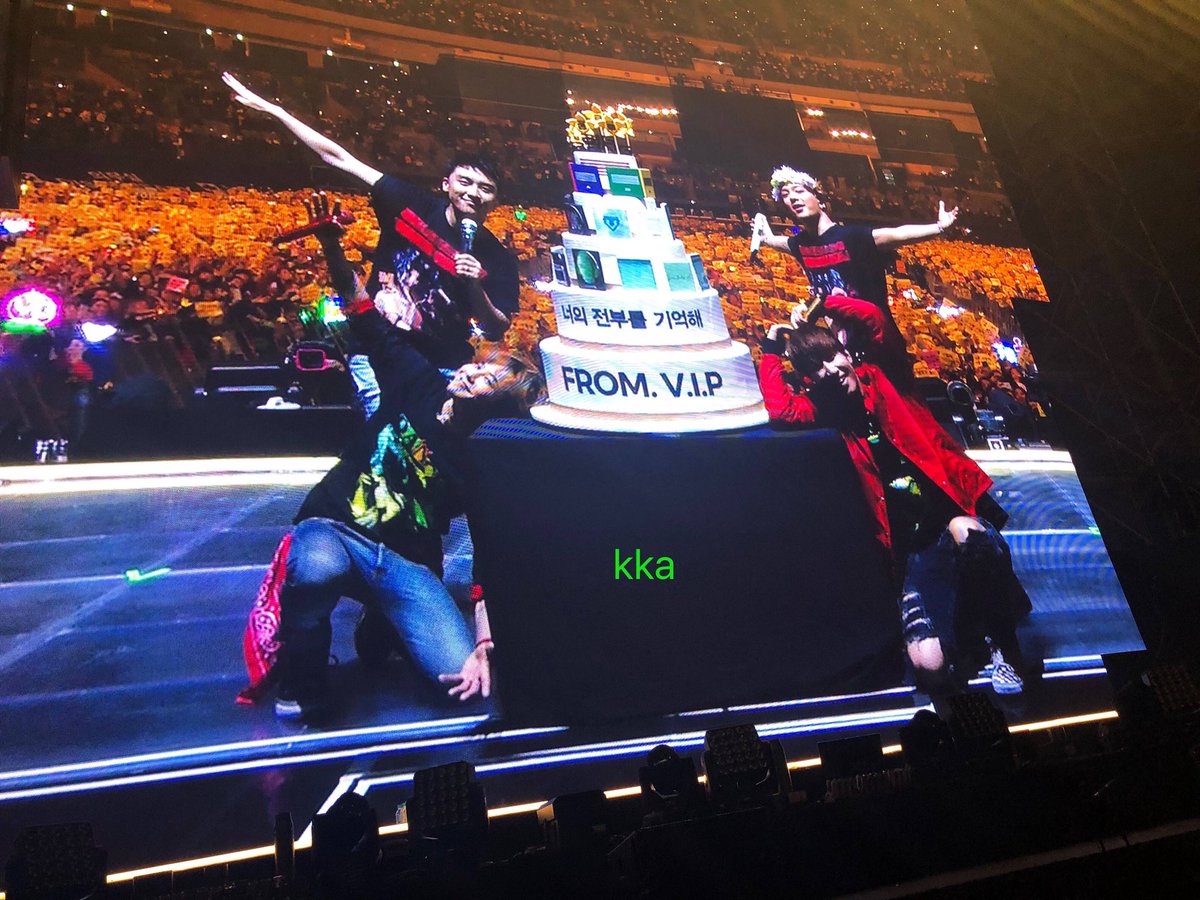 gdragoncg's tweet photo. the cake has all their album from the past, it even has the hashtag so beautiful😭💛 

#lastdanceinseoul #day2 #everLASTing_BIGBANG https://t.co/SHREpwXEFb