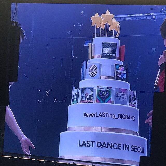 gdragoncg's tweet photo. the cake has all their album from the past, it even has the hashtag so beautiful😭💛 

#lastdanceinseoul #day2 #everLASTing_BIGBANG https://t.co/SHREpwXEFb