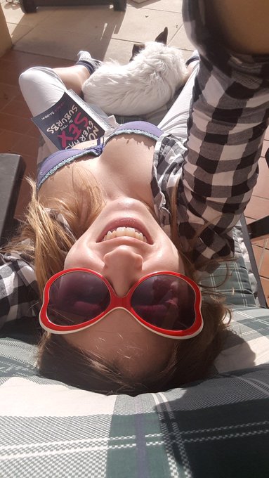 Sun bathing on New Years Eve,  a bon 17 degrees here xx https://t.co/3ITY9TJMrf<a href="/tag/mvsales"class="tags"><span>#mvsales</span></a>