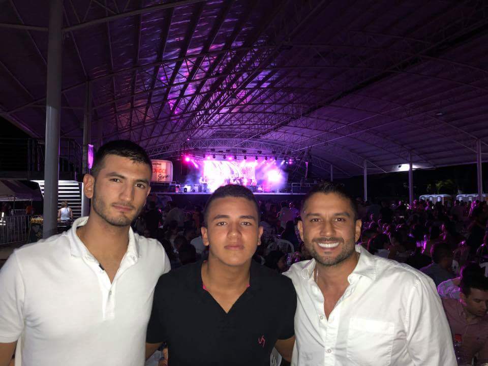 Alexander945403's tweet photo. Con la socios. https://t.co/OL7dpIGOHk