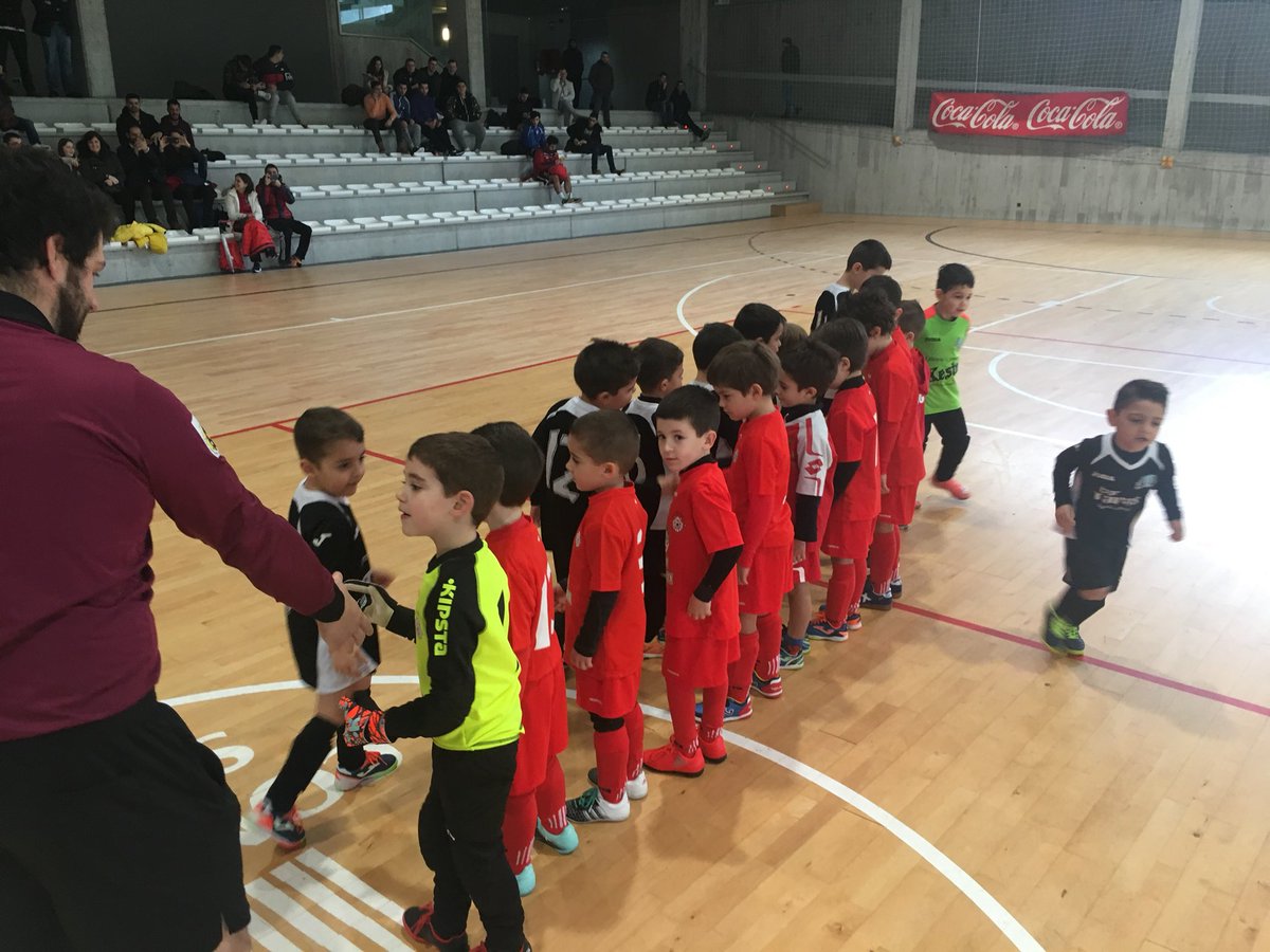 cxdonbosco_'s tweet photo. Estamos nos momentos previos á gran final do XI Torneo Solidario disfrutando do partido de categoría biberón entre o CD Belvís e o Oroso. https://t.co/JPBzD5dZJ4