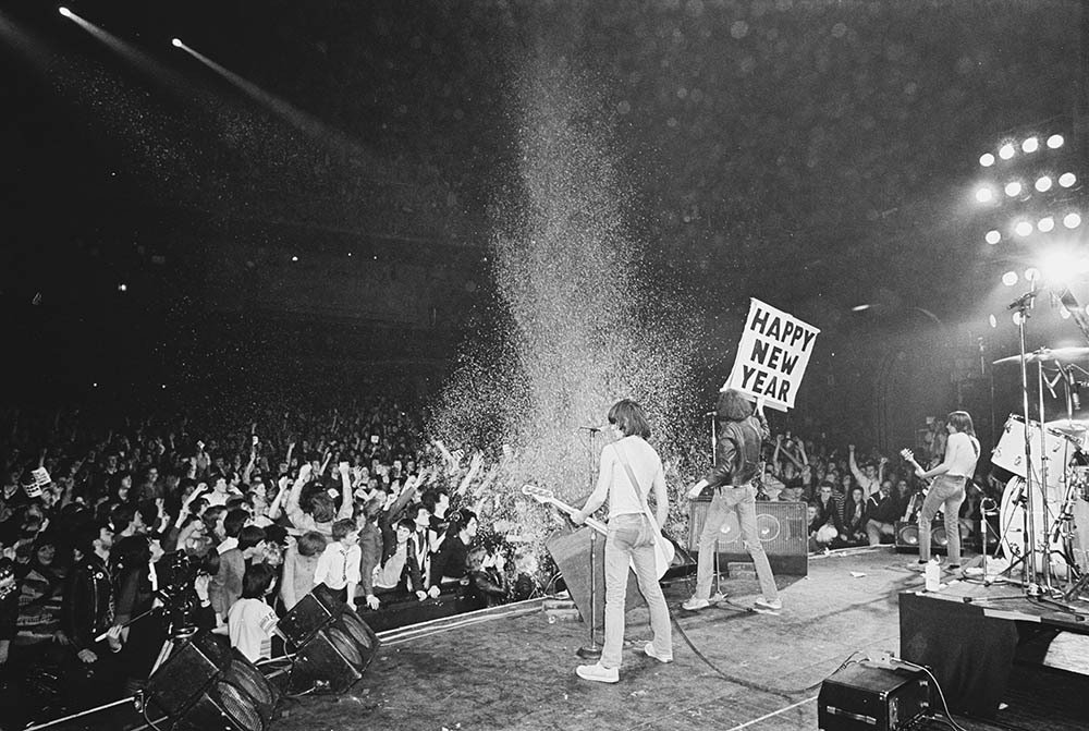 The Ramones’ legendary New Year’s Eve gig on this day in 1977 at The Rainbow Theatre, London. #ItsAlive
