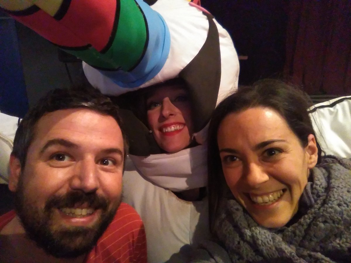 Aneu a veure #cobicurronaranjito de <a href="/thefeliuettes/">The Feliuettes</a> a la @SalaMuntaner  Un espectacle divertidissim, amb unes actriuasses <a href="/laia_alsina/">Laia Alsina Riera</a> <a href="/MariaCirici/">maria cirici</a> i @laurapax que canten de conya i unes cançons que et fan riure i reviure els 80s i 90s Molt recomanable!!