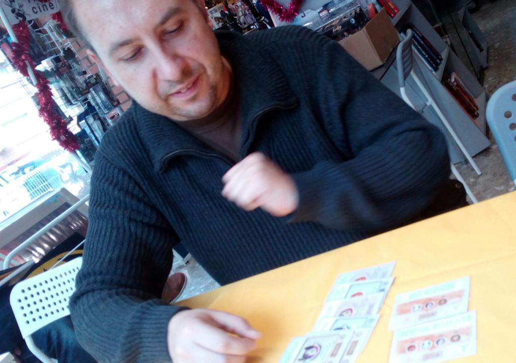 Drybonesgame's tweet photo. En #zamora descubrimos a #profesores que llevan 5 años ya con #gamificatuaula #gamification fue un regalo que nos dio este final de año desde #kimagure con Jesus el dueño de la tienda...que sera punto de recogida para #drybonesgame https://t.co/cKGRBMNj22