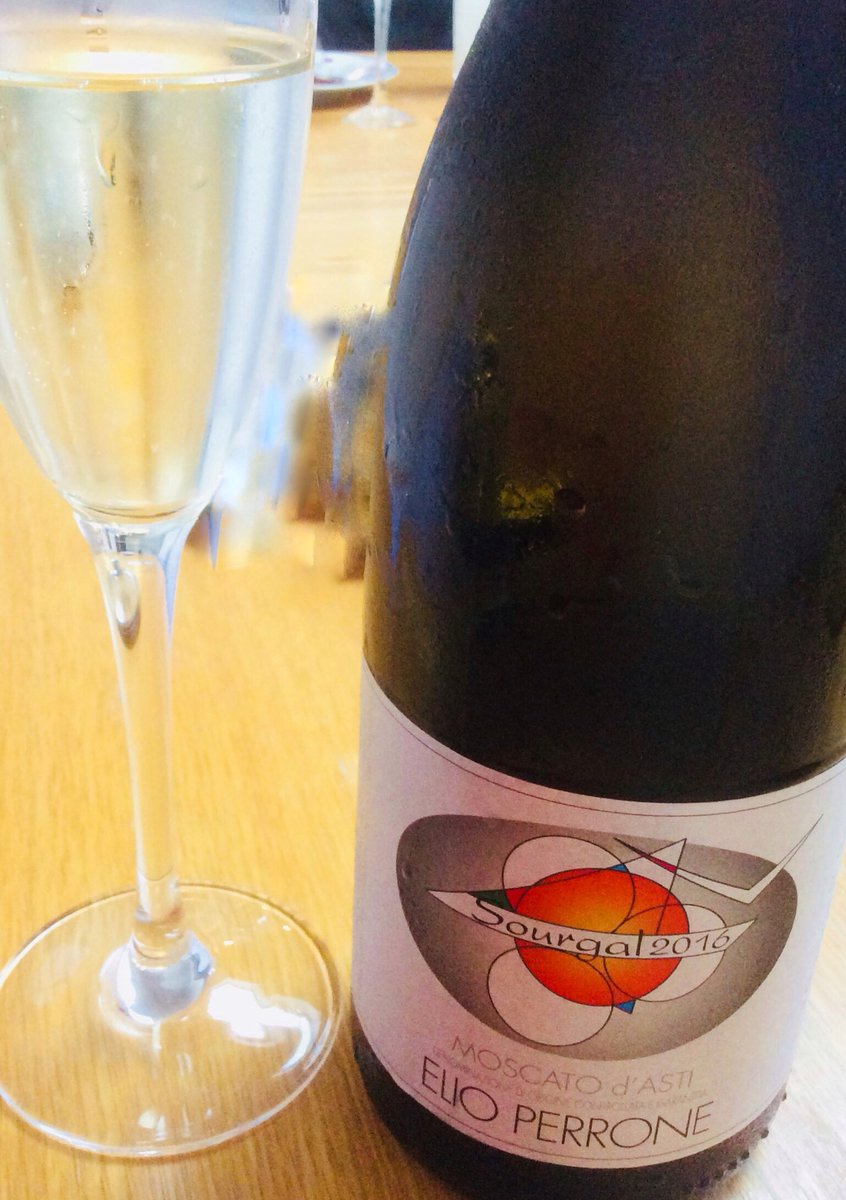 AlisonGrapeSoc's tweet photo. Starting the new year prep with a favourite frothy Moscato with @Grapesoc #NYE2017 #Moscato #MoscatoD’Asti #NewYearsEve #sparklingwine https://t.co/7WZIudOiYe
