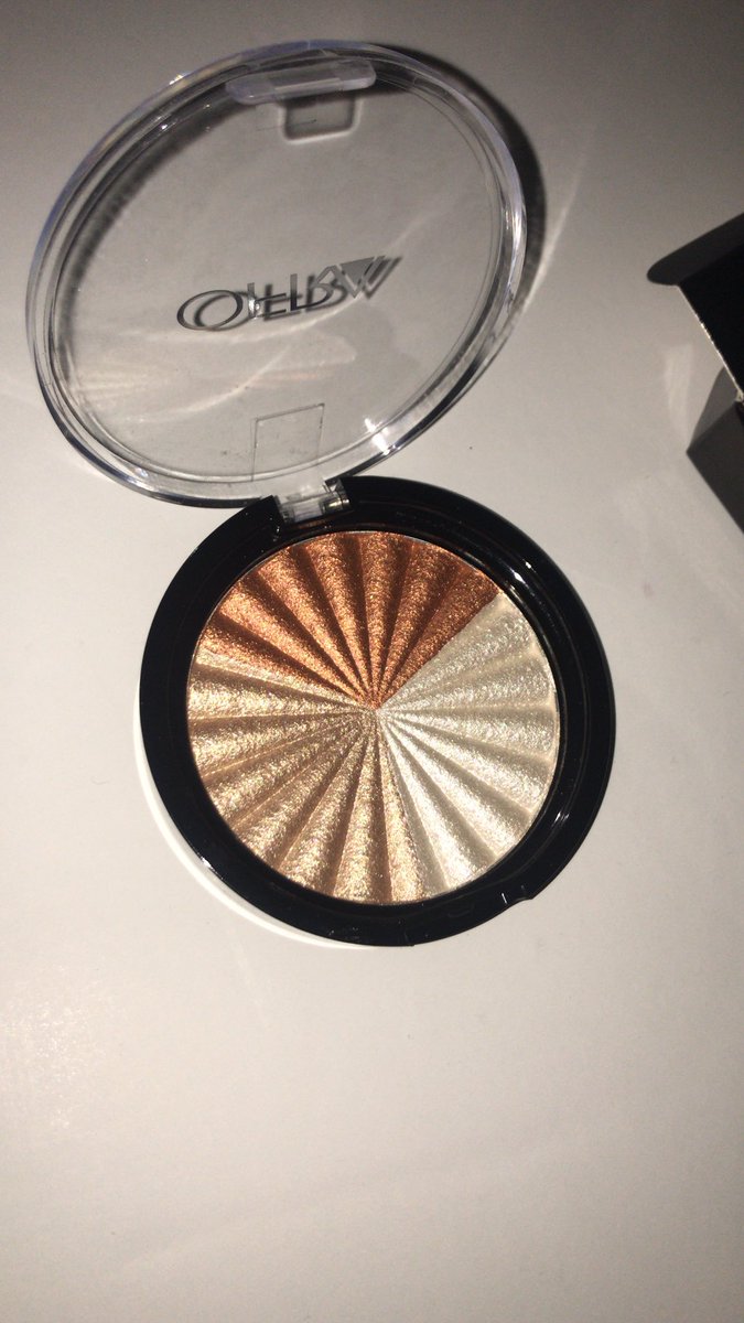 اضاءة اوفرا الثلاثيه متوفره 
السعر : 170 ريال فقط 
للطلب ع الواتس 0583335328
#كيف_كِان_2017