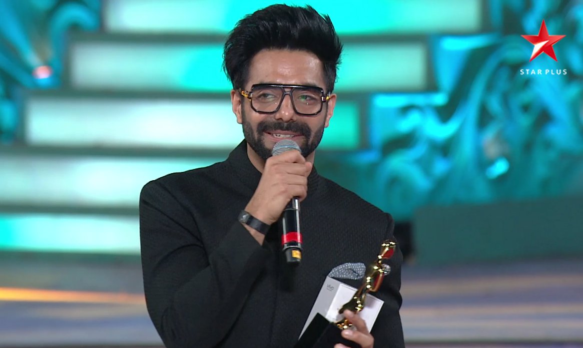 StarPlus's tweet photo. Most promising newcomer male award goes to @Aparshakti for #Dangal! #StarScreenAwards https://t.co/eg9gjKWcgA