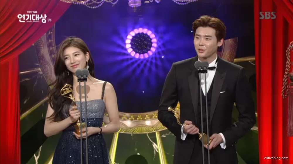soompi's tweet photo. Suzy and Lee Jong Suk take home Best Couple at the #2017SBSDramaAwards for "While You Were Sleeping"!
https://t.co/H4KwPtf6kX https://t.co/OnibRyaTmd