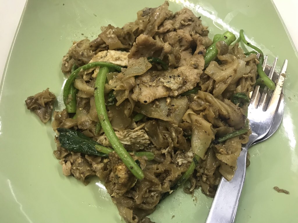 supergibzz's tweet photo. ราดหน้า พาราเมาท์ ซอยยศเส รอนาน ความอร่อยให้ปานกลาง หมูนุ่มผักกรอบดี แต่รสมีกลิ่นไหม้ๆหน่อย ซึ่งส่วนตัวเราไม่ชอบ #รีวิวอาหาร #aroiii #ของกิน https://t.co/yjjl36QQLx