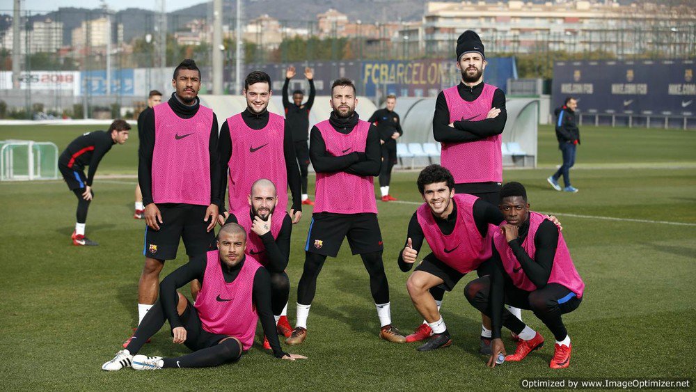 fcbarcelona_fra's tweet photo. 📷😁😐 Une dernière pose pour boucler l'année 2017 #ForçaBarça📷🔵🔴 https://t.co/JmdfIcJVbn https://t.co/pnQRWNSbQc