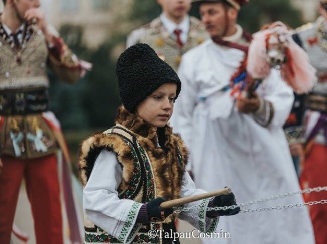 cityidro's tweet photo. #HappyNewYear2018 #tradition vs #modernity #Iasi #heritagecity #Learnwithus #CityofCulture @PositiveRomania @cosmintudoran 📷talpau cosmin https://t.co/ob7FJ0THQ6