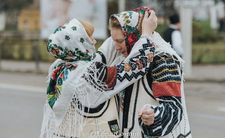 cityidro's tweet photo. #HappyNewYear2018 #tradition vs #modernity #Iasi #heritagecity #Learnwithus #CityofCulture @PositiveRomania @cosmintudoran 📷talpau cosmin https://t.co/ob7FJ0THQ6