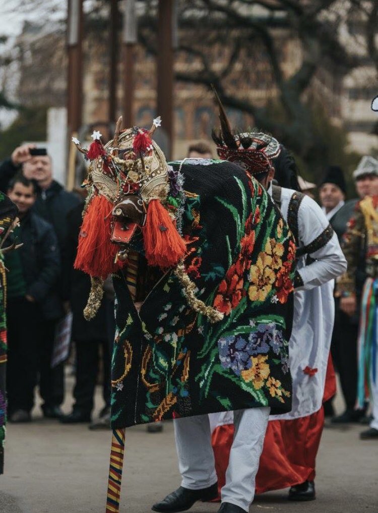 cityidro's tweet photo. #HappyNewYear2018 #tradition vs #modernity #Iasi #heritagecity #Learnwithus #CityofCulture @PositiveRomania @cosmintudoran 📷talpau cosmin https://t.co/ob7FJ0THQ6