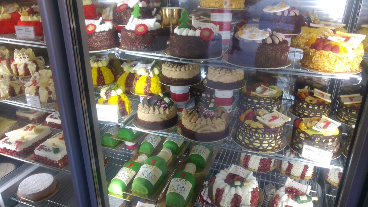 a211161v's tweet photo. Scegliere il dolce #SembraFacile https://t.co/S3j2M185KI