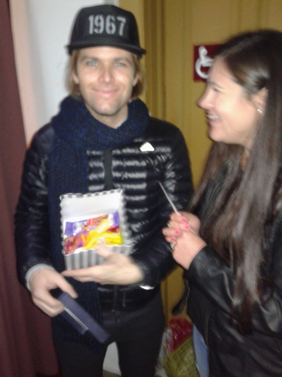 MicaelaOlmos_'s tweet photo. Lanzaste #TeImagine😍 hace 2 años y yo desde ahí ya pensaba estar en un recital tuyo.Este año lo logré(Feliz)Un M&G donde hablamos como si nos conocieramos de antes,INCREÍBLE tu buena 🙌
Gracias por vida lejana👏💥💣Que el 2018 nos regales más música🎵🎸🎤❤ @benjaminamadeo https://t.co/XHctDdfAoN