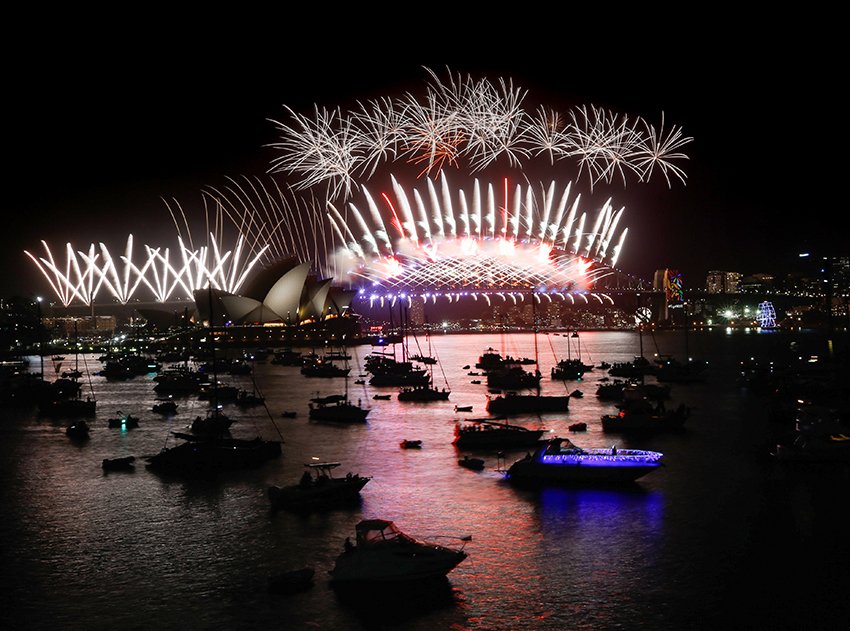photosSMH's tweet image. Sydney welcomes 2018 with extravagance and colour #NYE2017 #SydNYE @photosSMH @smh @cityofsydney smh.com.au/photogallery/n…