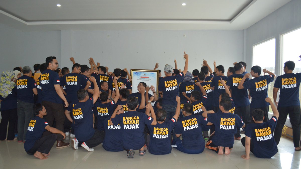 Refleksi 2017 adalah suatu capaian yang patut kita syukuri bersama.
Saya mengucapkan terima kasih dan apresiasi yang luar biasa atas kerja kerasnya, loyalitasnya dan sinerginya di tahun 2017.
#Refleksi2017 : "Bangga Bayar Pajak"