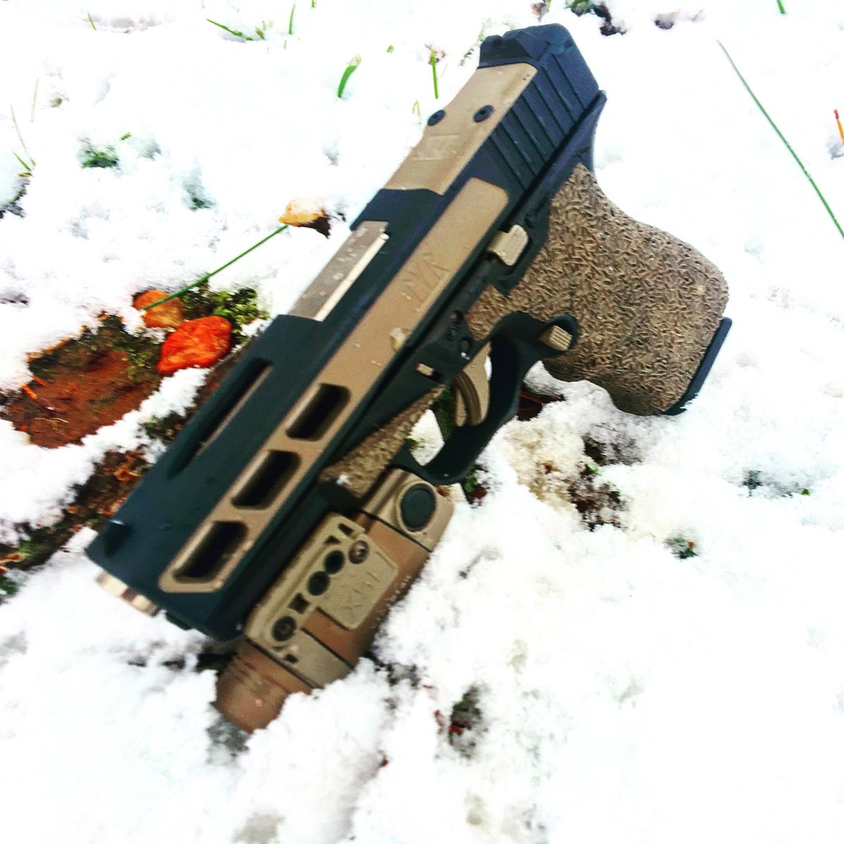 TYRDefense's tweet photo. Two tone #Glock 19 with #NiB barrel #everydaycarry #edc #glock19 #custom #webuildcustom #2tone #pistol #firearms #2a #2ndamendment #guns #gunsofinstagram #pewpew #pewpewlife #liberty #freedom #nra #merica #tyr #tyrdefenseindustries https://t.co/YbLJjKKOFw
