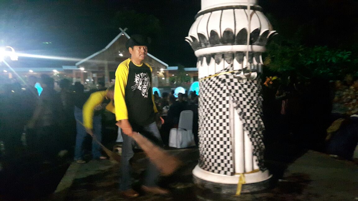 KangDMfansclub's tweet photo. #TukarNasibPurwakarta adlh contoh baik bagi kita bgmana saling merasakan tanggungjwb diantara petugas kebersihan dan pejabat sekalipun bagi bupati kang Dedi Mulyadi https://t.co/lG6HUYsm88
