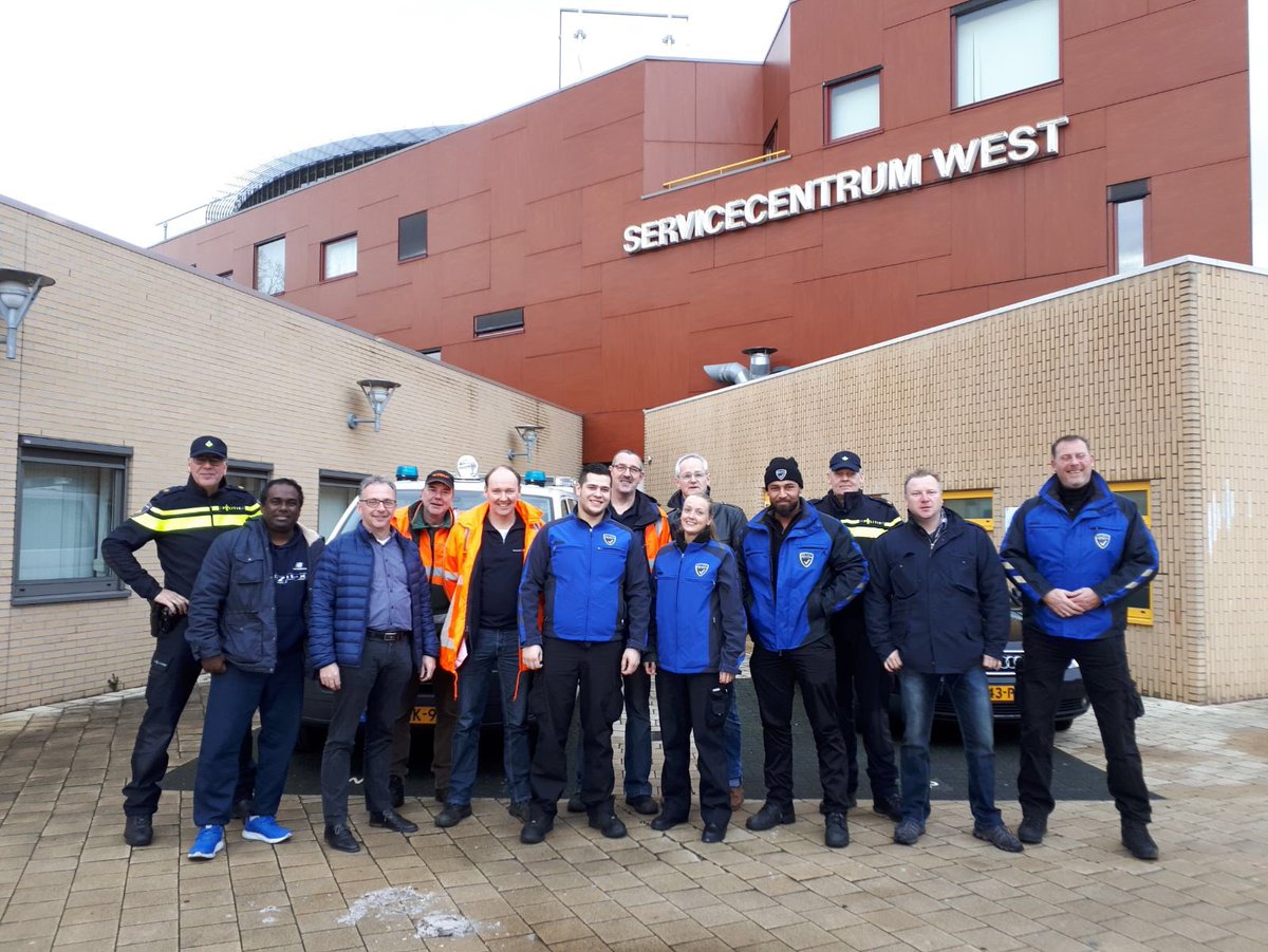 #EnschedeViertOudEnNieuw met #oliebollen Vandaag hebben waren deze toppers samen aan de slag om in #Boswinkel, #Patmos, #Stadsveld en #Boekelo toe te zien op een veilige oudejaarsdag met zo weinig mogelijk overlast. #OliebollenVerdiend