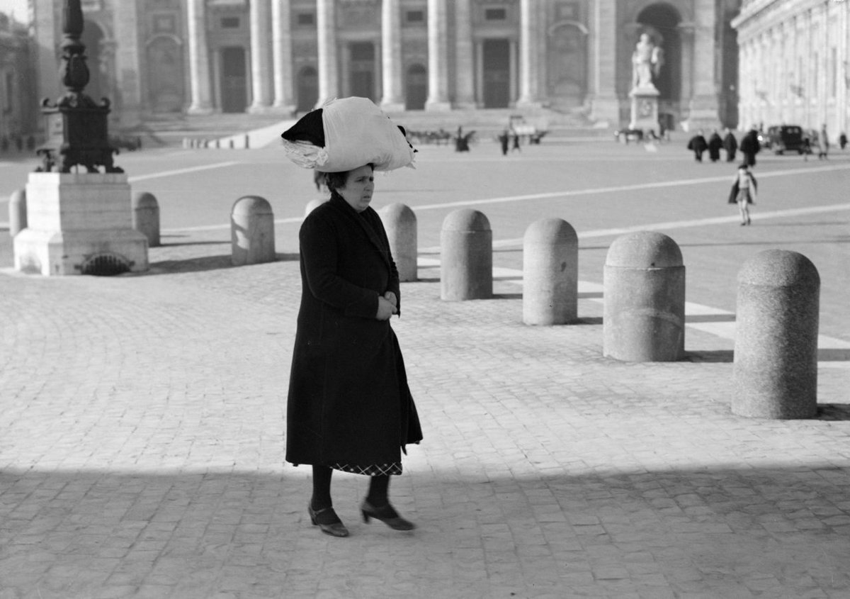 Today, 80 years ago: 'Vrouw met een bundel met kleding op het hoofd op het Sint-Pietersplein
