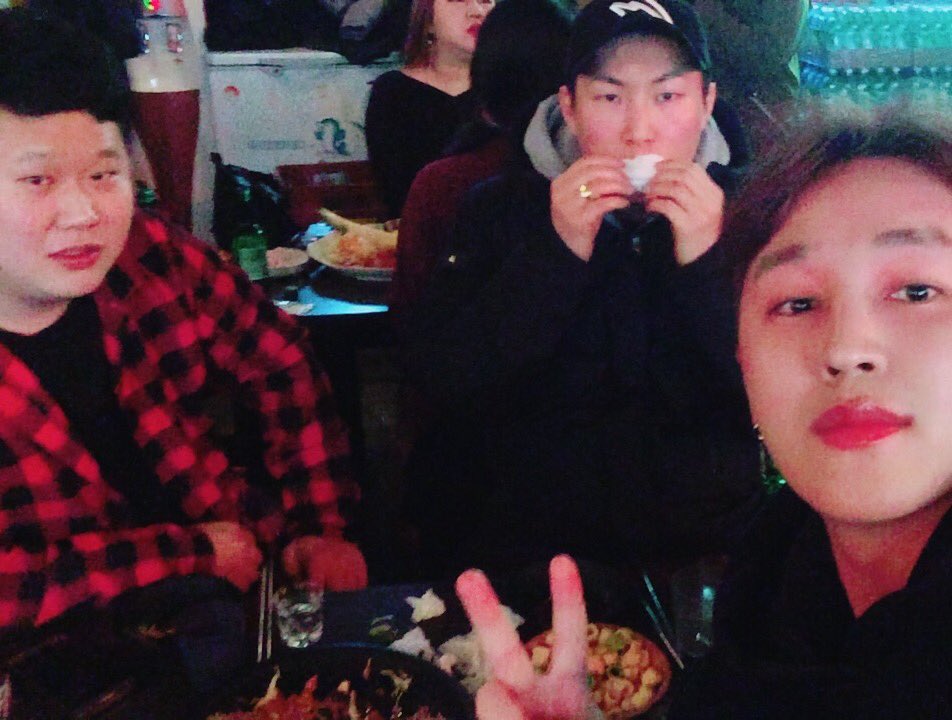 AxisB_dy's tweet photo. 이제 새해가 얼마남지않았습니다 저는 못만났던 친구들도 만나서 이야기도하고 맛있는것도먹고 엄마가해주는 밥도먹네요 한국은춥지만 ㅎㅎ 매운음식이많아서좋습니다 빨리보는그날까지 건강하시고 새해복많이받으세요^^ https://t.co/SP62GN4Jqc