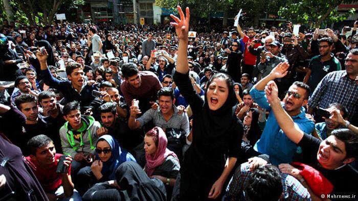 Mran93798559's tweet photo. #Kurdisch, #arabische #Baluch und #persische Männer und Frauen, jung und alt rufen alle " Tod an chamenei " " Tod an rouhani ",wir wollen Freiheit & wir sind bereit dafür zu bezahlen das bekannt ist als Iran heute! Unterstütze Sie in ihrem Kampf gegen die ayatollah
#iranprotests https://t.co/m9IPe3KFQl