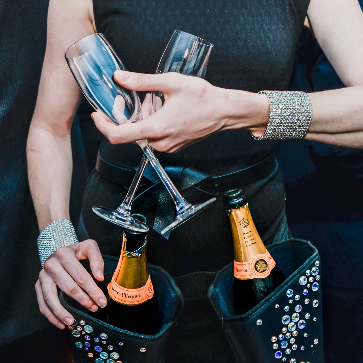 Hollywood_Pop's tweet photo. #POPtheChampagne it's #NewYearsEve! Join the #OfficialCountdown of the @TimesSquareBall https://t.co/SYBo8bOI6f #LiveStream #TimesSquare in #NYC with #fun #BallHistory & #BallFacts! #Perfect for a #NYEparty #introvert - @VeuveClicquot #HappyNewYear #HollywoodPOP #design #decor https://t.co/FTKFtbVOUH