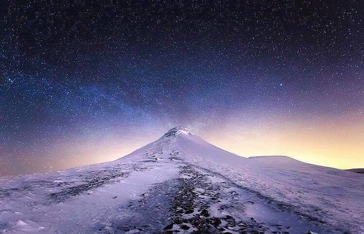 VisitBeacons's tweet photo. Thinking about visiting the @BreconBeaconsNP in 2018? With mountains and moorland, standing stones, castles &amp; vibrant communities, there is plenty on offer! Here are 16 photos that will make you want to book your stay today! https://t.co/tsjJRrrkym https://t.co/mlipIzN7yH