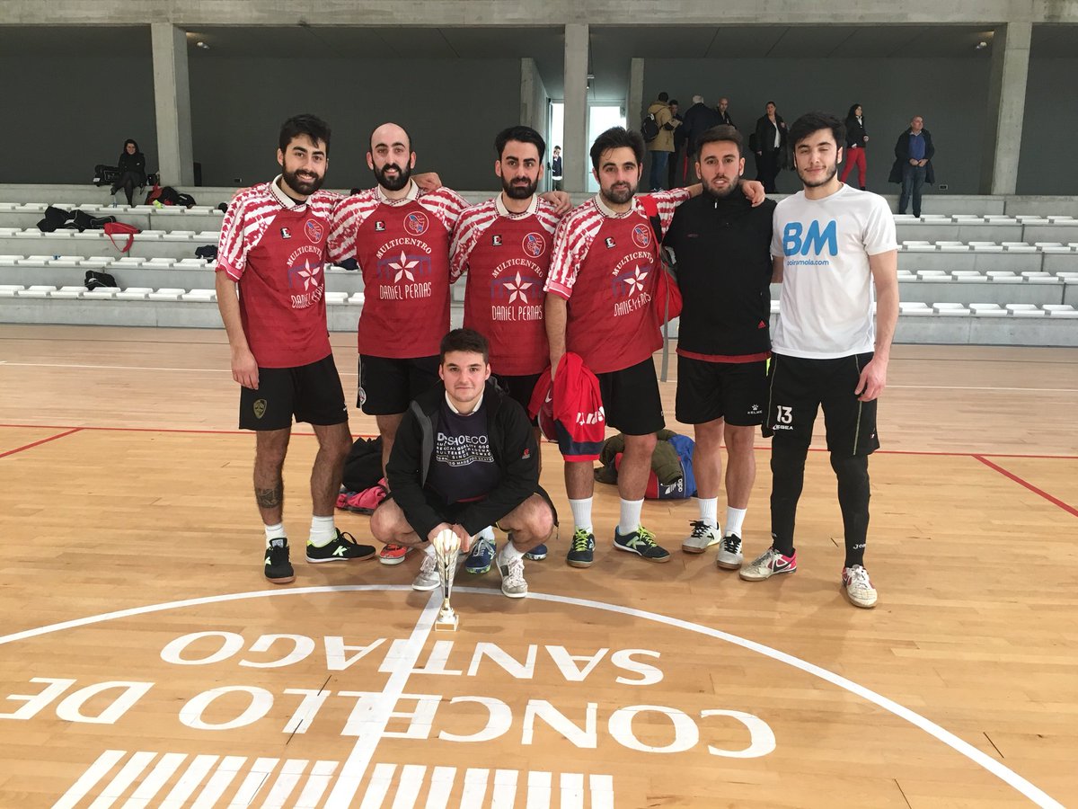 cxdonbosco_'s tweet photo. O Vente Vindo foi o vencedor do Torneo Solidario tras superar ao Bios por 2 a 1. Moitas grazas a tod@s os quilaboradores e especialmente aos membros do CD Belvís que ano tras ano impulsan esta maridaxe entre deporte e solidariedade. Feliz ano 2018. https://t.co/Z1bGlapkvy