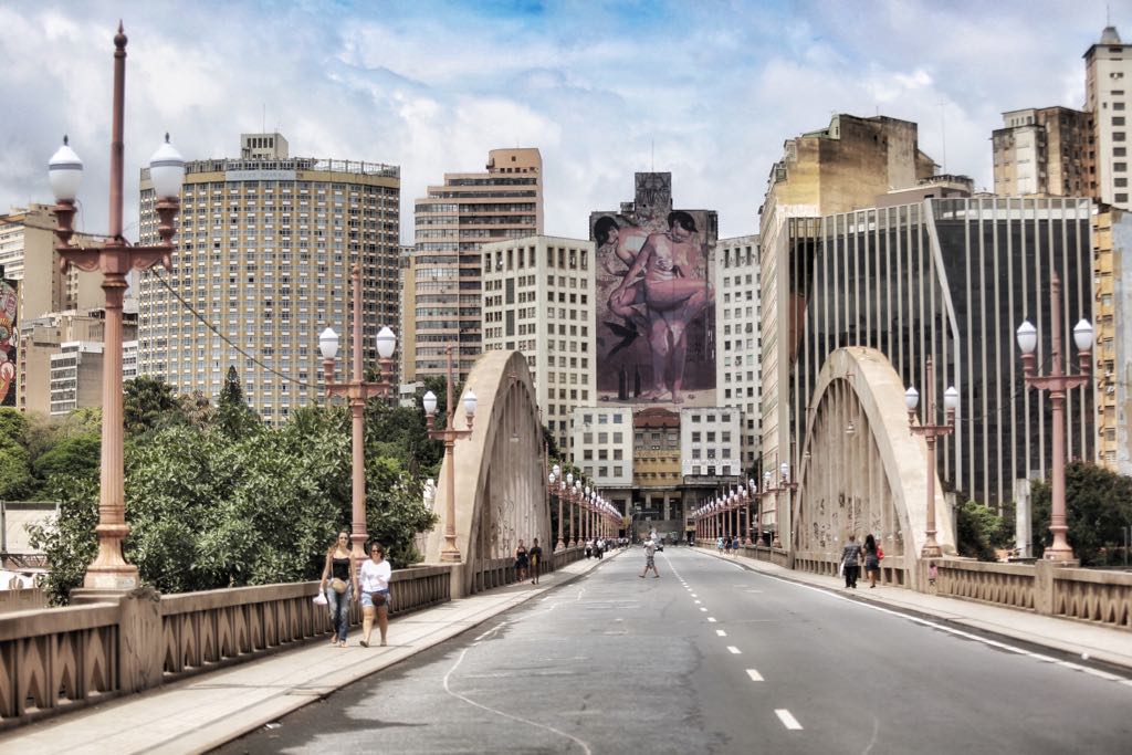 otempo's tweet image. Belo Horizonte está vazia neste dia 31 de dezembro de 2017. Foto de Mariela Guimarães mostra o viaduto Santa Tereza.